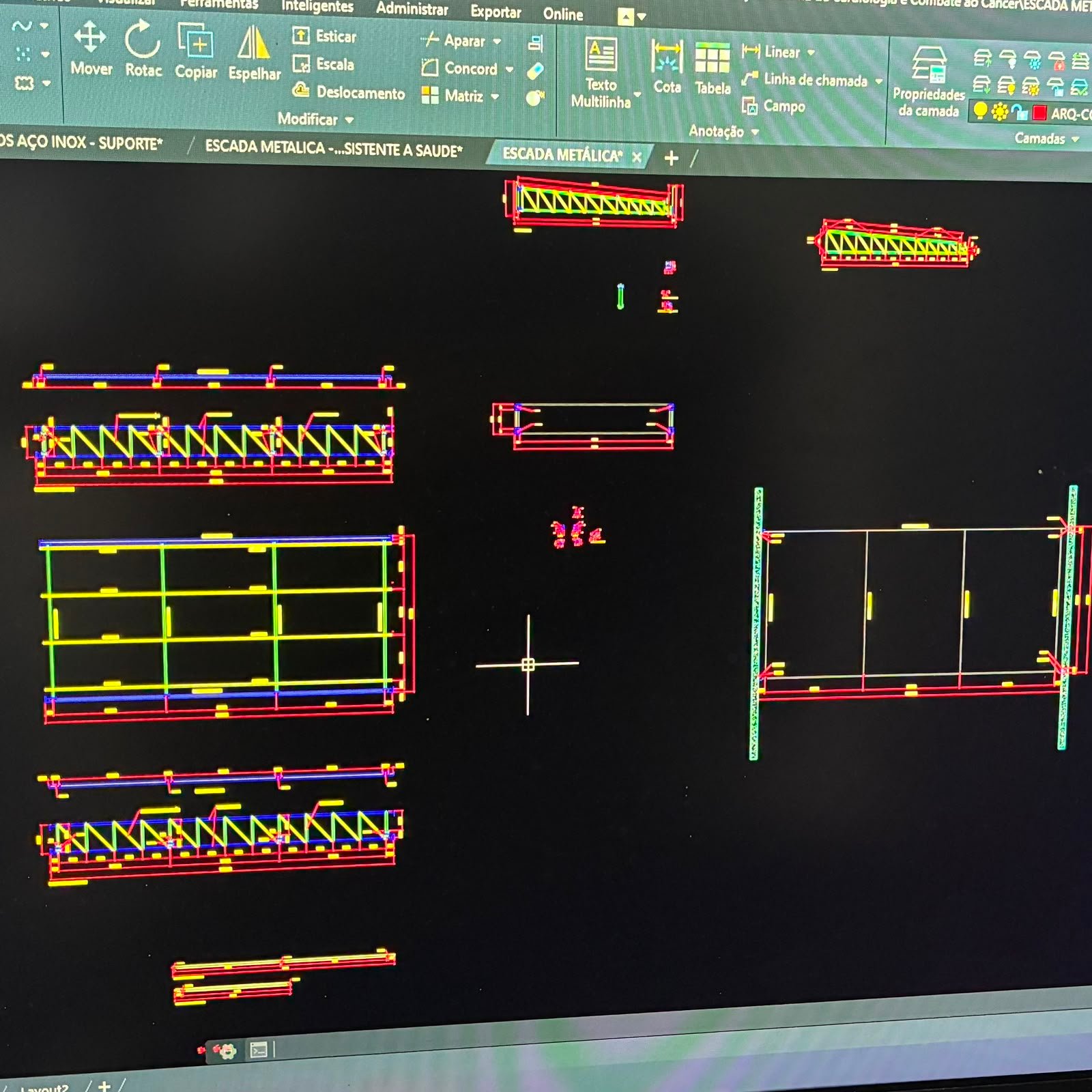 Projeto CAD de escada metálica com plantas e elevações